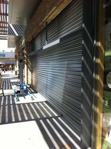 תריס מבודד לעסק