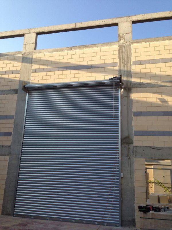 דלתות ושערי גלילה לשימוש תעשייתי